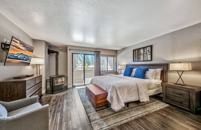 Lakeland Village #118 Beautifully Updated Studio-Family of 4, Pool View, A/C