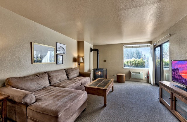 Lakeland Village #104 - Walk to Lake 1BR