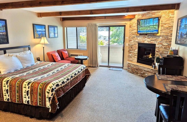 Lakeland Village - Private Beach - Large Studio - Pool View, King Bed, Full Kitchen