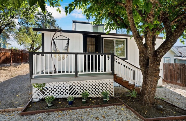 Lakeport Charmer near downtown and boat ramp !