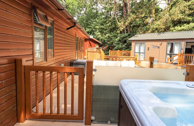 LAKES LODGE, family friendly, with hot tub in Windermere