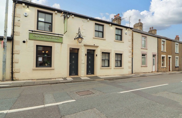 LAKES VIEW APARTMENT 1, romantic, with hot tub in Carnforth