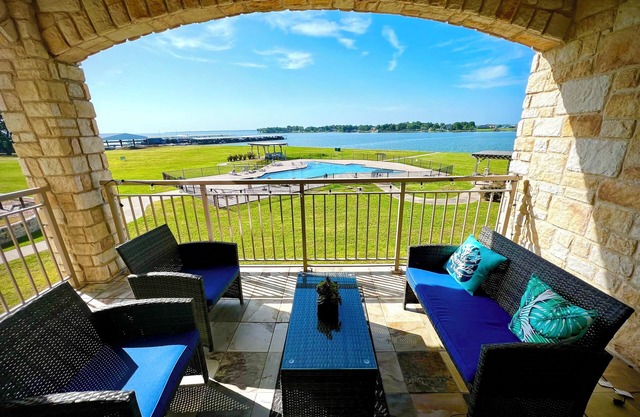 Lakeshore Escape Pool, Lake, Pool Table, Arcade Machine 2 KING BEDS, sleeps 8