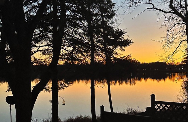 Lakeshore family cabin retreat