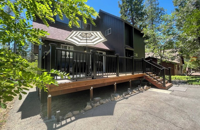 Lakeshore Luxury: A Family Retreat for Every Season with LAKE ACCESS!