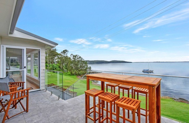 Lakeshore Retreat absolute Waterfront at Bolton Point
