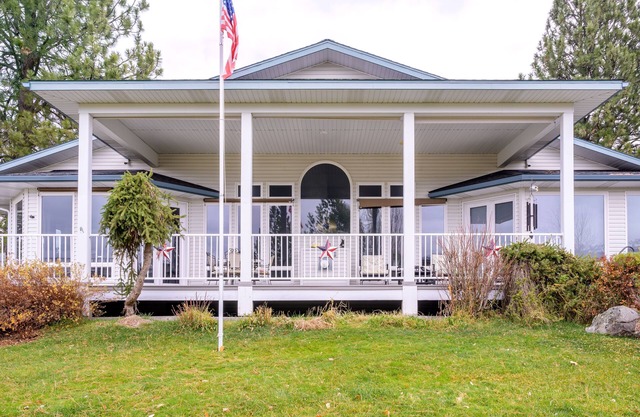 Lakeshore Retreat - Hot tub/Fireplace/Great Views