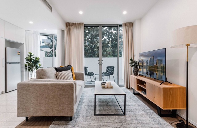 Lakeside 1-Bed with Courtyard, Gym & Parking