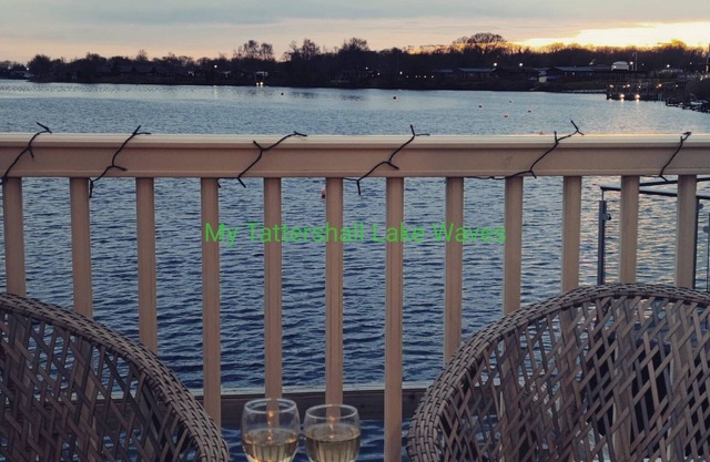 LAKESIDE 3-bedroom holiday home with HOT TUB
