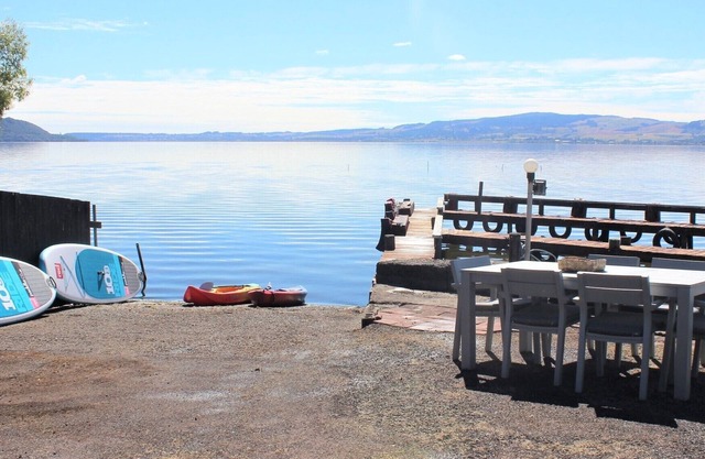 Lakeside apartment with boat ramp & jetties