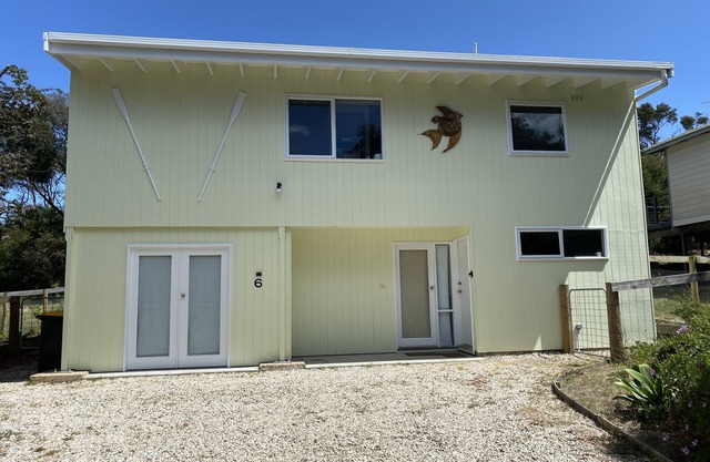 Lakeside Beach House - Child & Dog Friendly