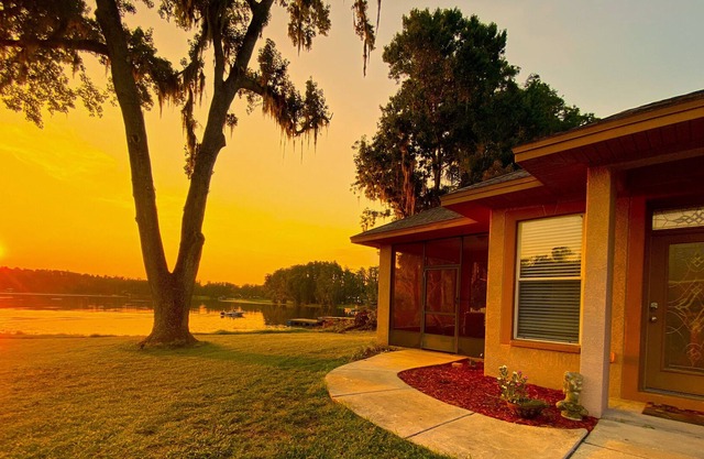 Lakeside Breeze Waterfront Home FREE KAYAKS!