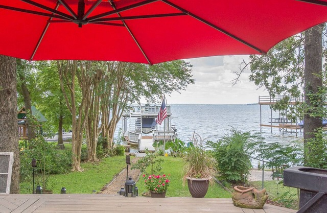 Lakeside Cabin Retreat – Stunning Sunsets, Hot Tub, Sauna & More!