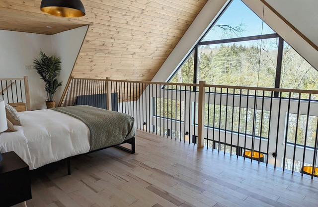 Lakeside cabin w hot tub & sauna