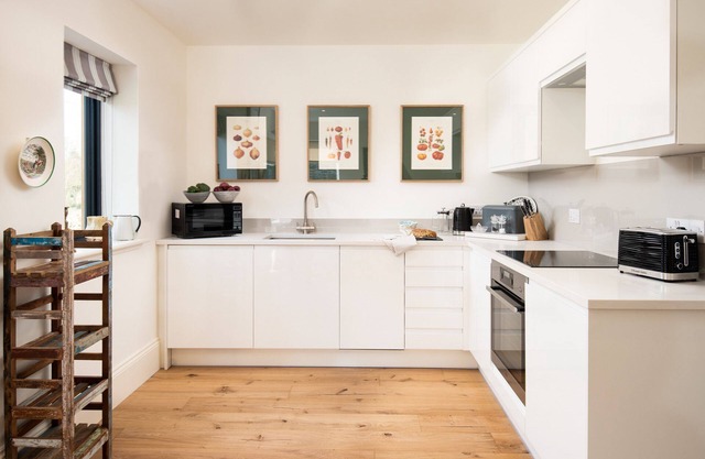 Lakeside Cottage, Edward in Capheaton, Northumberland - sleeping 2 guests in one bedrooms