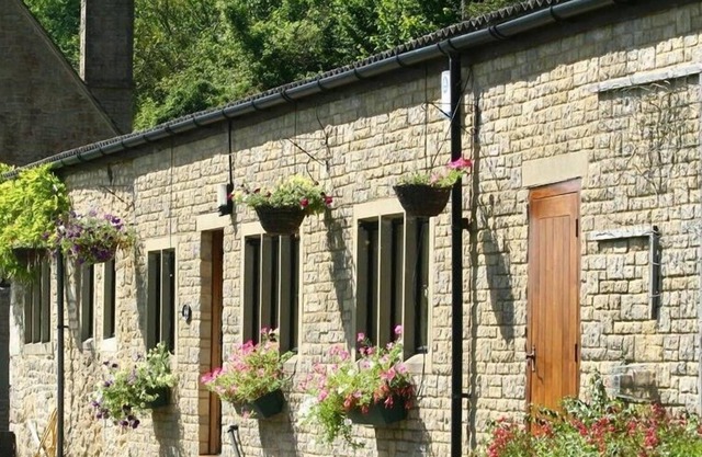 LAKESIDE COTTAGE, family friendly, with open fire in Painswick