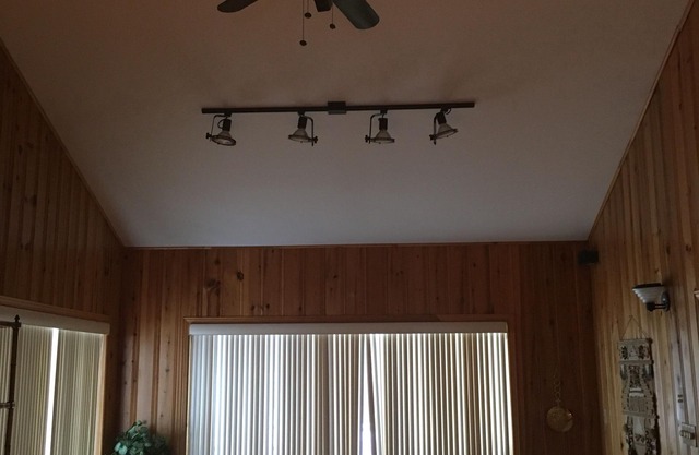 Lakeside Cottage Located In The Heart of the Laurentians (near St Agathe)