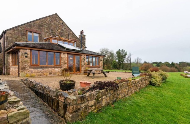 Lakeside Escape, stone countryside cottage