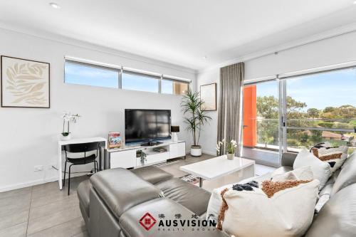 Lakeside Executive Retreat near Westfield Shops