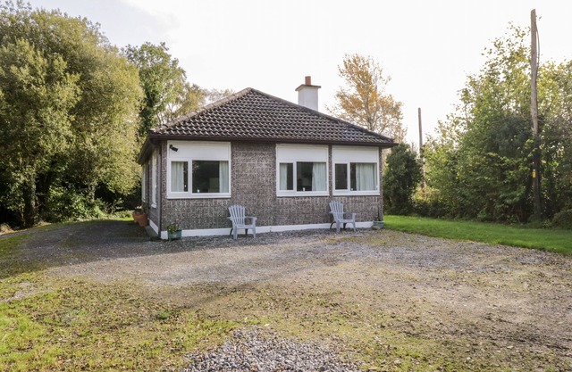 LAKESIDE, family friendly, with open fire in Ballinrobe, County Mayo