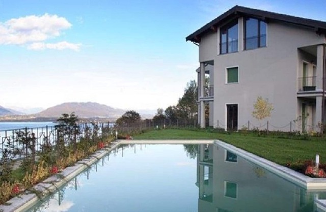 Lakeside flat with swimming pool and air conditioning