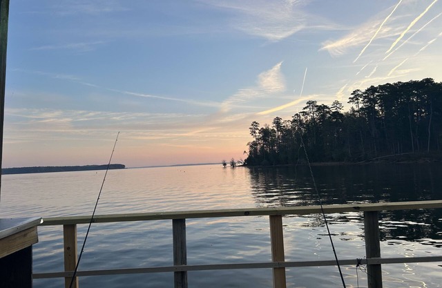 Lakeside getaway on Toledo Bend Lake with private pier access for fishing.