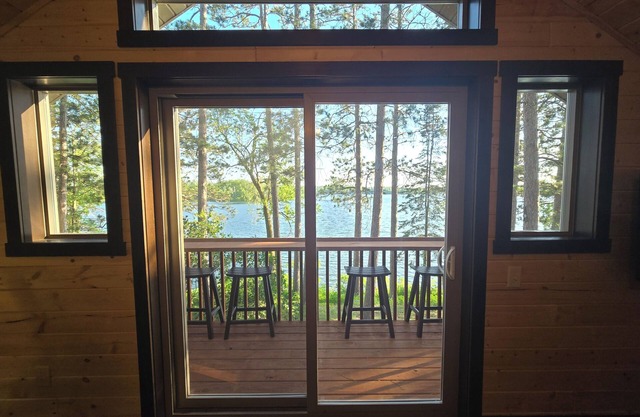 Lakeside hideaway in the woods