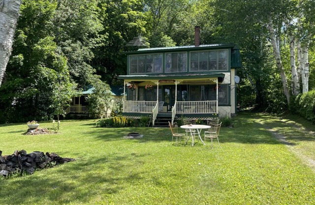Lakeside Isbell Cottage and Isbellita Guest Cottage