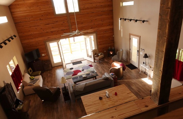 Lakeside luxury cabin on 125 acres. 20 min to MSU - Sleeps 6