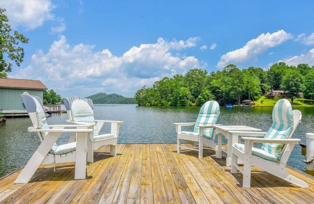 Lakeside Luxury: Home with Panoramic Views and