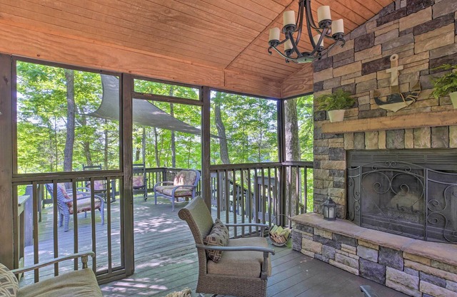 Lakeside Nancy Home: Fire Pit, Outdoor Shower