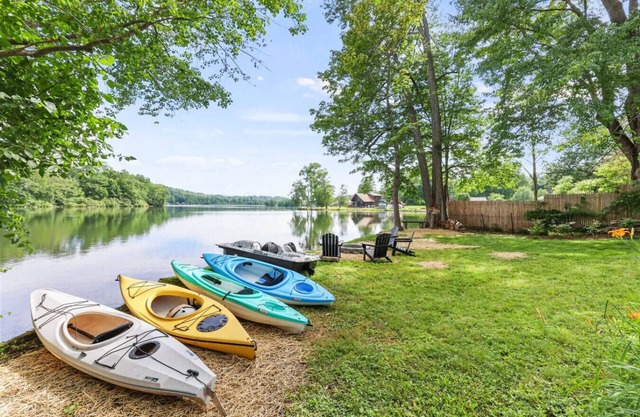 Lakeside Oasis w/Kayaks & Charm