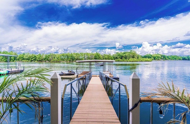 Lakeside Paradise - Waterfront View & Private Dock