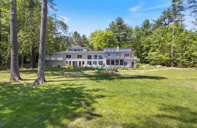 Lakeside & Pet-friendly 4 BR House in Raymond With AMAZING Yard and Private dock