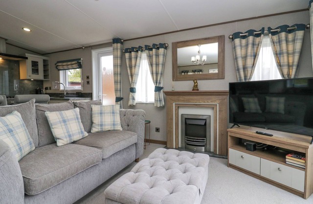 LAKESIDE RETREAT, pet friendly, with pool in Carnforth
