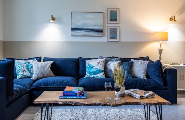 Lakeside: Rhosneigr family villa for up to 8 guests