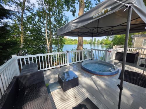 Lakeside Rudd Lake, 3 bed property with hot tub and stunning views