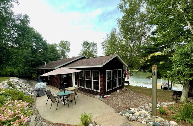 Lakeside Solitude - New Listing- Enjoy a beautiful cabin on quiet Lake
