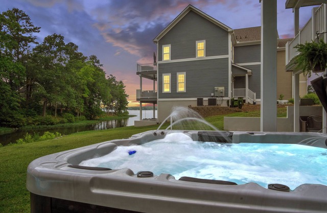 Lakeside townhome w/hot tub, fire pit & game room
