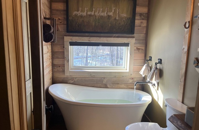 Lakeside Treehouse sleeps 10+Large Sauna+Cold Tub