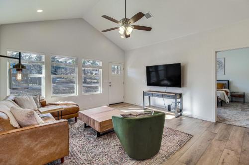 Lakeside Vacation Rental 4 Mi to Show Low Lake!