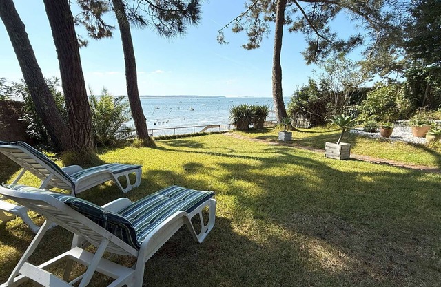 Lakeside villa, private garden, WIFI, parking, sleeps 8