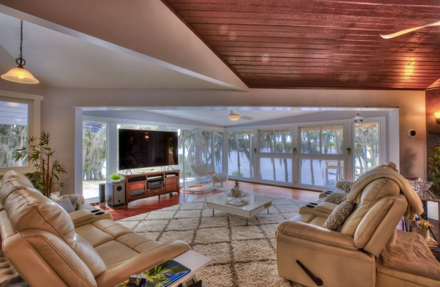 Lakeside w/private dock! Beaches 45 mins/Orlando MCO 1 hour/Ocala NF 15 mins