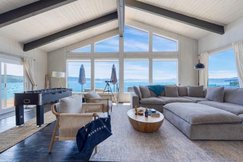Lakeview by AvantStay Private Waterfront Cabin on Lake Tahoe w Hot Tub Views