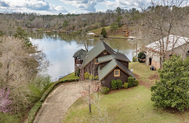 Lakeview Cabin Escape: Your Serene Waterside Retreat