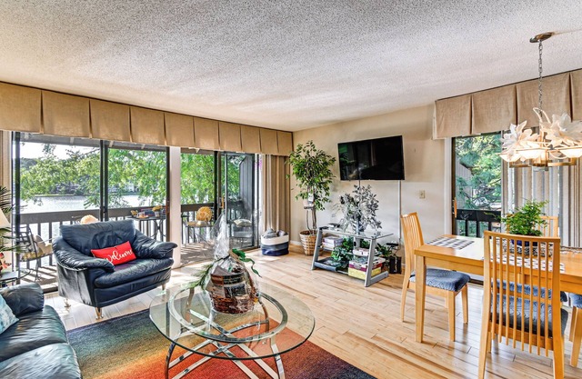 Lakeview Condo w/Resort Pool: 2 Miles to Golf!
