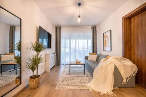 LakeView Cozy Nook - Tennis, UnderGround Parking, Modern, Balcony