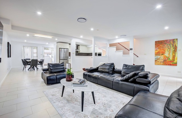 Lakeview Family Retreat: Canberra-Cozy Townhouse!