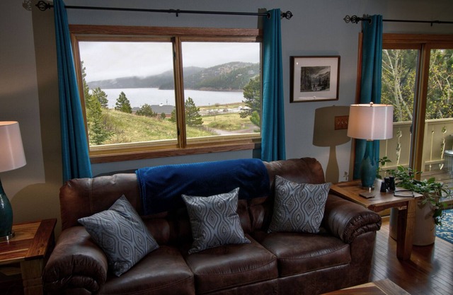 Lakeview Lodge - Nederland Retreat - walk to town - best views around