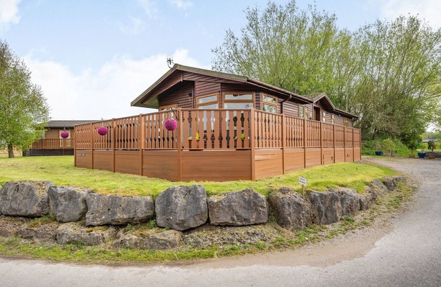 LAKEVIEW LODGE, pet friendly in South Lakeland Leisure Village